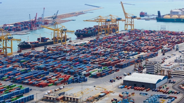 Barcelona, Espanha - 8 de abril de 2019: Porto industrial para transporte de carga e negócios globais.