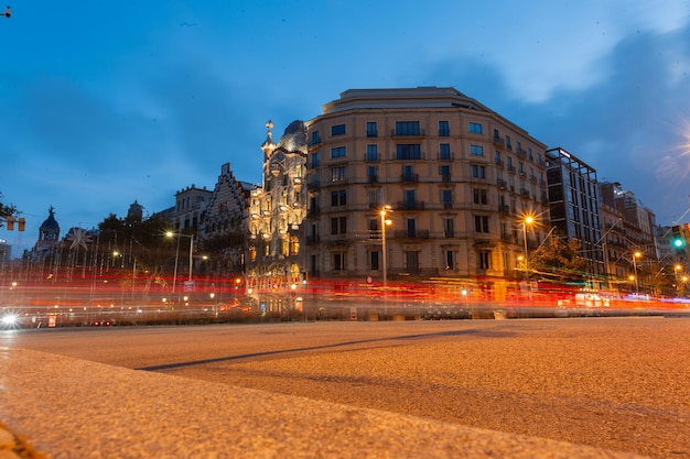Barcelona por la noche Un paisaje urbano de luces y arquitectura