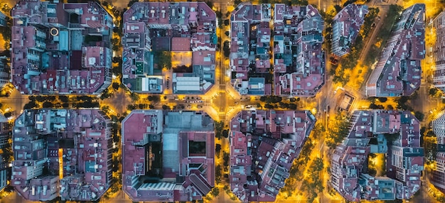Barcelona-Overhead-Aufnahme von typischen Stadtblöcken in schöner Aussicht mit Stadtverkehr