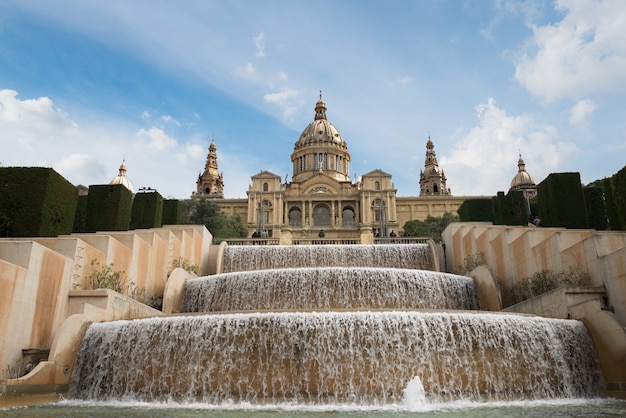 Barcelona Placa De Espanya, el Museo Nacional con fuente mágica en la tarde en Barcelona. España