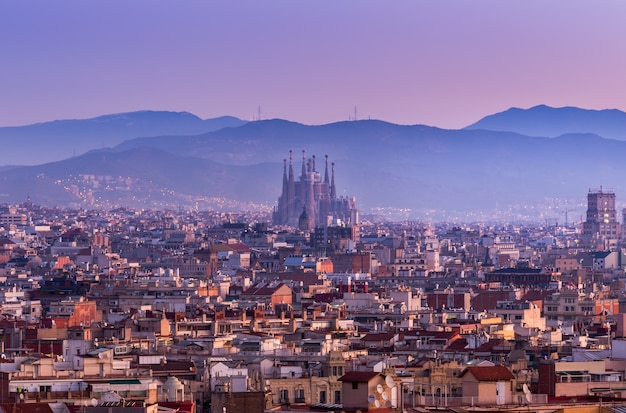 Barcelona y la sagrada familia en el crepúsculo, España