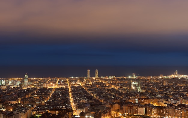 Barcelona-Skyline nachts, Katalonien, Spanien