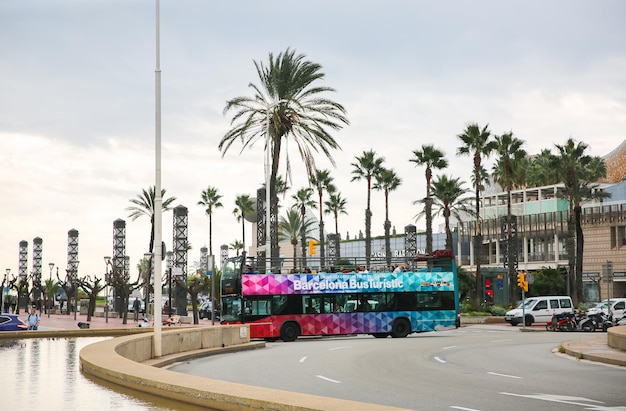 BARCELONA SPANIEN 15. OKTOBER 2018 Moderne spanische Straßen in Barcelona Autos und Palmen Wasserbecken Brunnen Touristenbus