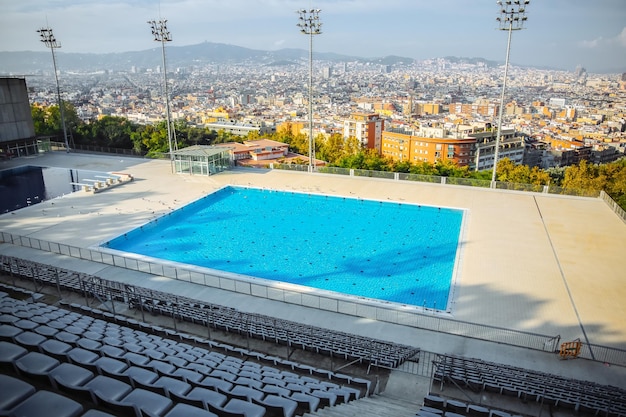 BARCELONA SPANIEN 15. OKTOBER 2018 Schwimmbad mit Blick auf Barcelona City Sport in der Nähe der Burg Montjuic