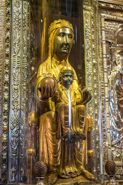 BARCELONA, SPANIEN - 28. MÄRZ 2017: Das Foto der Schwarzen Madonna, das Bild der Jungfrau von Montserrat, befindet sich in der Abtei Santa Maria de Montserrat in der Nähe von Barcelona, Spanien