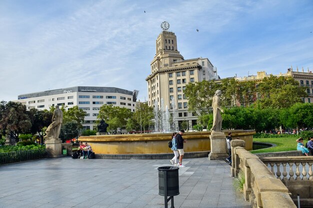 Barcelona Spanien 3. Oktober 2019 Menschen in der Nähe des Stadtbrunnens auf dem Platz