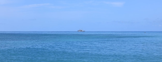 barco a motor de pesca no oceano
