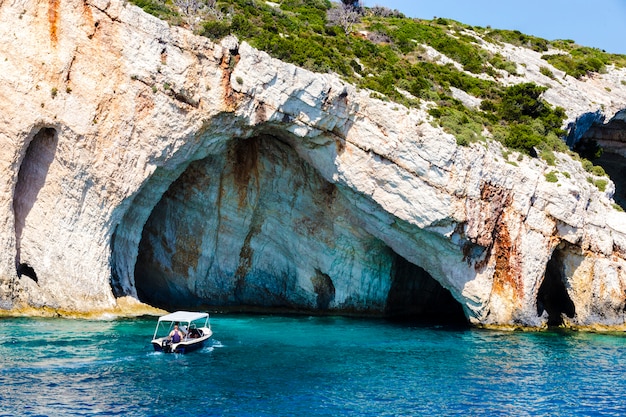 Barco a motor em cavernas azuis