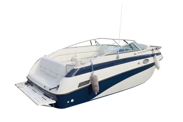Foto barco a motor isolado no branco