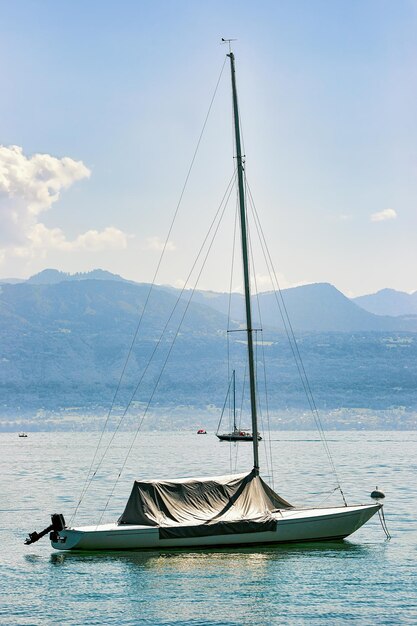 Barco a motor no lago de genebra em lausanne, suíça