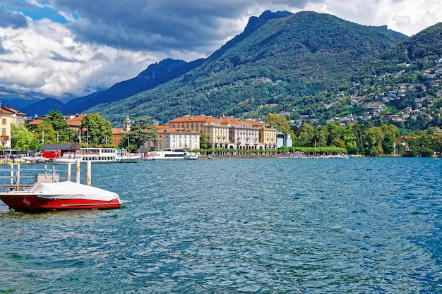 Barco a motor no passeio do resort de luxo em Lugano nas montanhas do Lago Lugano e Alpes no cantão de Ticino, Suíça.