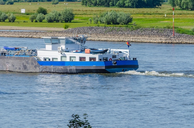 Barco a navegar no mar