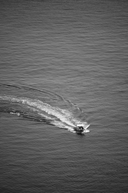 Barco a navegar no mar