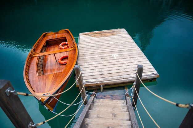 Barco a remo de madeira tradicional no cênico lago di braies nas dolomitas tirol do sul itália