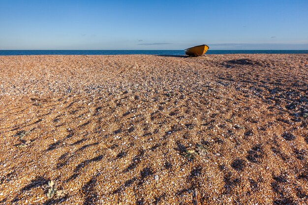 Barco a remo encalhado em Dungeness