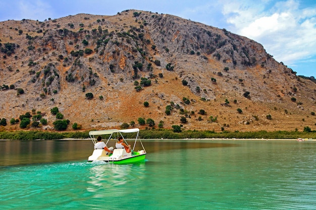 Barco a remo no lago Kournas na ilha de Creta na Grécia