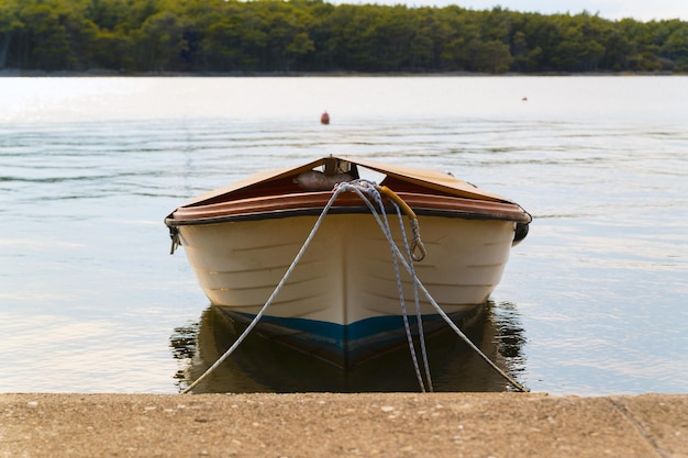 Barco a remo no mar