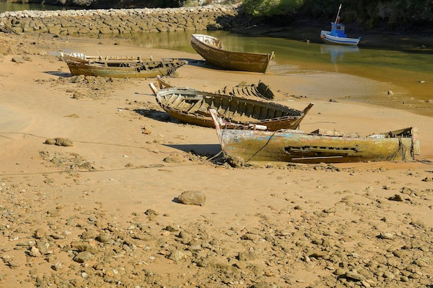 Barco a remos velho e abandonado encalhado na costa do em cádiz