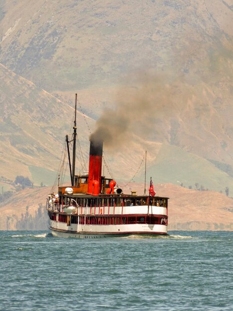 Foto barco a vapor perto de queenstown