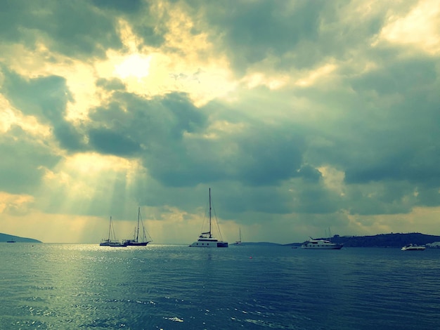 Foto barco a vela a navegar no mar contra o céu