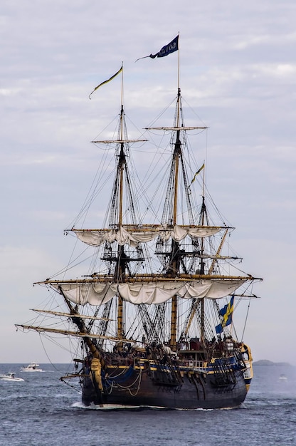 Foto barco a vela a navegar no mar contra o céu