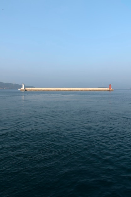 Foto barco a vela a navegar no mar contra o céu