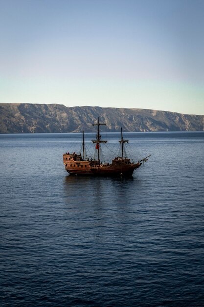 Foto barco a vela a navegar no mar contra um céu claro