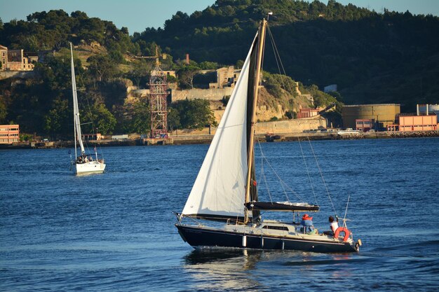 Foto barco a vela a navegar no mar