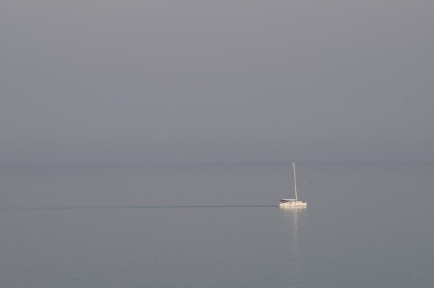 Barco a vela branco no mar