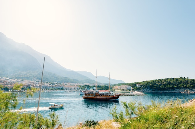 Barco à vela de madeira com turistas na cidade de Makarska