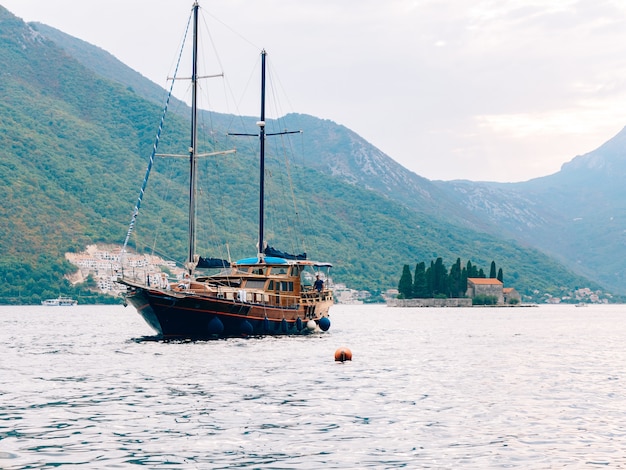 Barco à vela de madeira montenegro bay of kotor