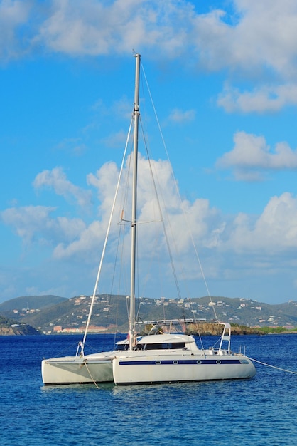 Barco à vela descansa na baía em St John, Ilhas Virgens.