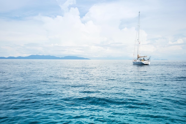 Barco à vela em um mar de Andaman Sea Tailândia aventura de verão de luxo férias ativas no Sudeste Asiático