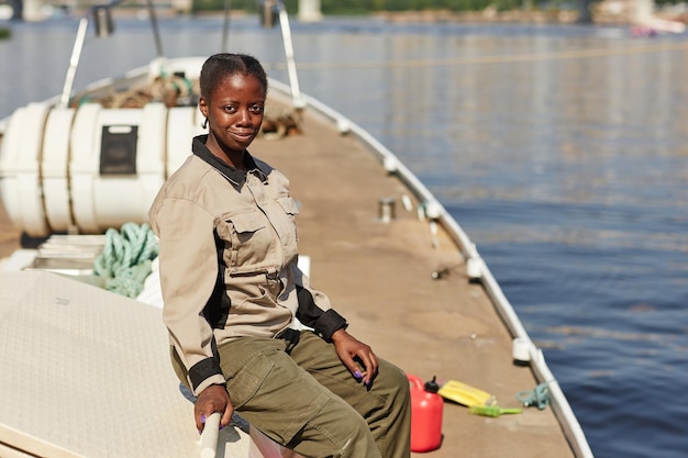 Barco à vela jovem negra sozinho e olhando para a câmera