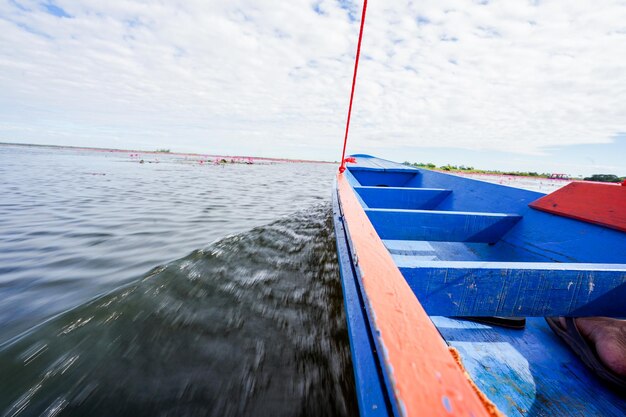 Barco a vela no mar contra o céu