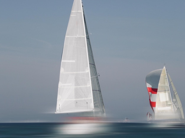 Foto barco a vela no mar contra o céu