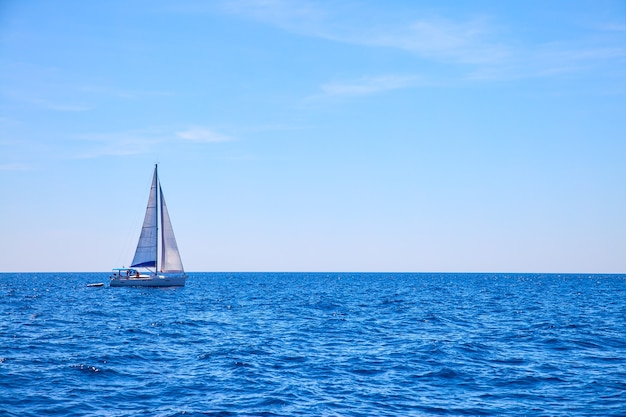 Barco a vela no mar. Seascape