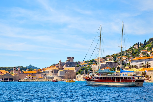 Barco à vela turístico no antigo porto de Dubrovnik, na Croácia. Panorama