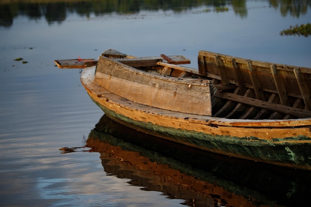 Foto barco abandonado ancorado em um lago