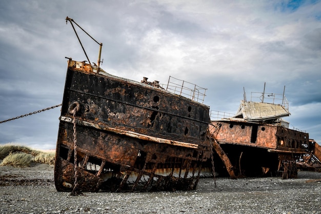 Barco abandonado contra el cielo