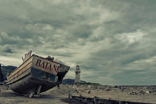 Foto barco abandonado contra el cielo