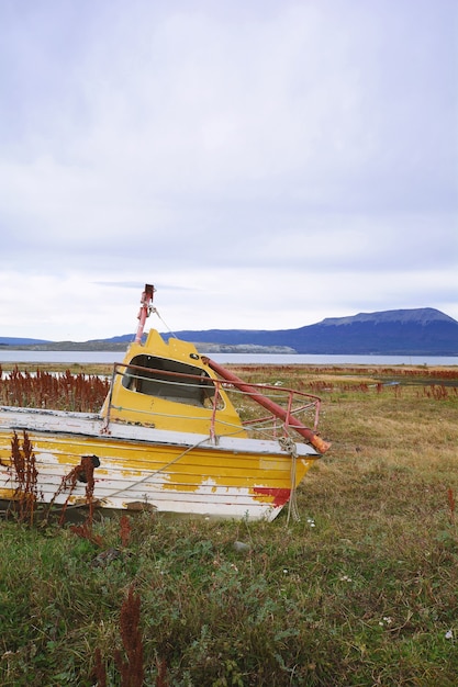 Barco abandonado em terra.