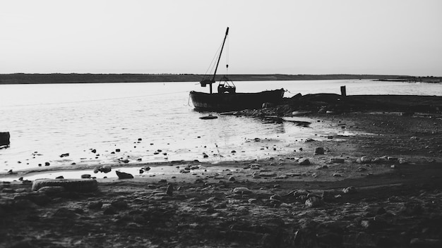 Barco abandonado en un lago salado