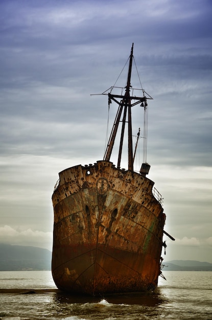 Foto barco abandonado en el mar contra el cielo