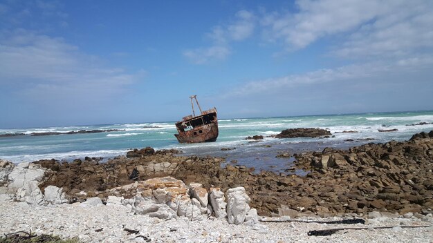 Barco abandonado en la orilla