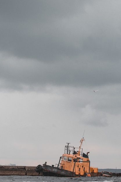 barco abandonado