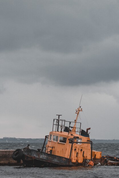 barco abandonado