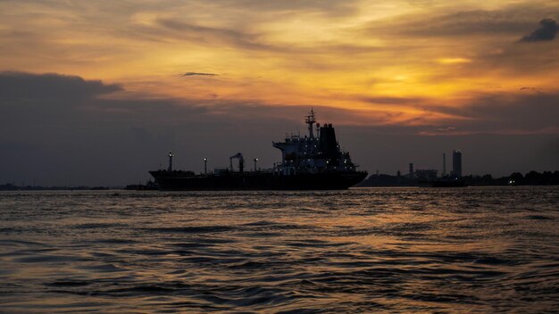 Foto un barco en el agua al atardecer.