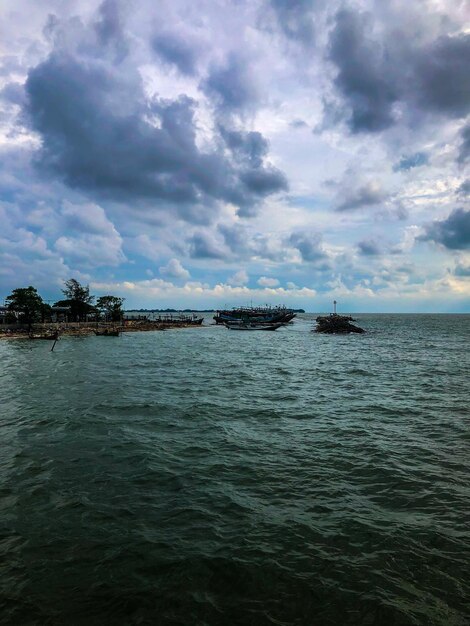 Un barco en el agua con el cielo de fondo