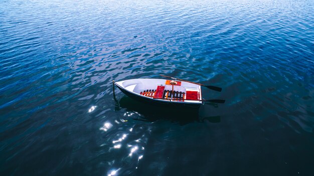 Barco en el agua con color vivo rojo